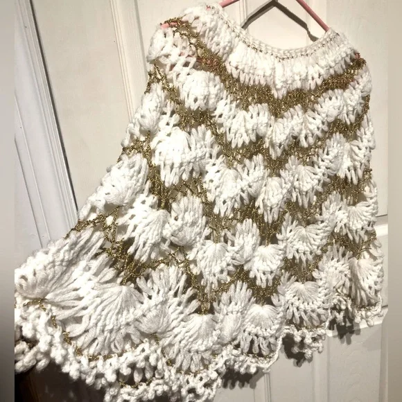 Vintage White & Gold Lurex cottagecore shawl - Picture 5 of 9
